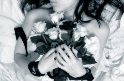 black_and_white_roses.jpg